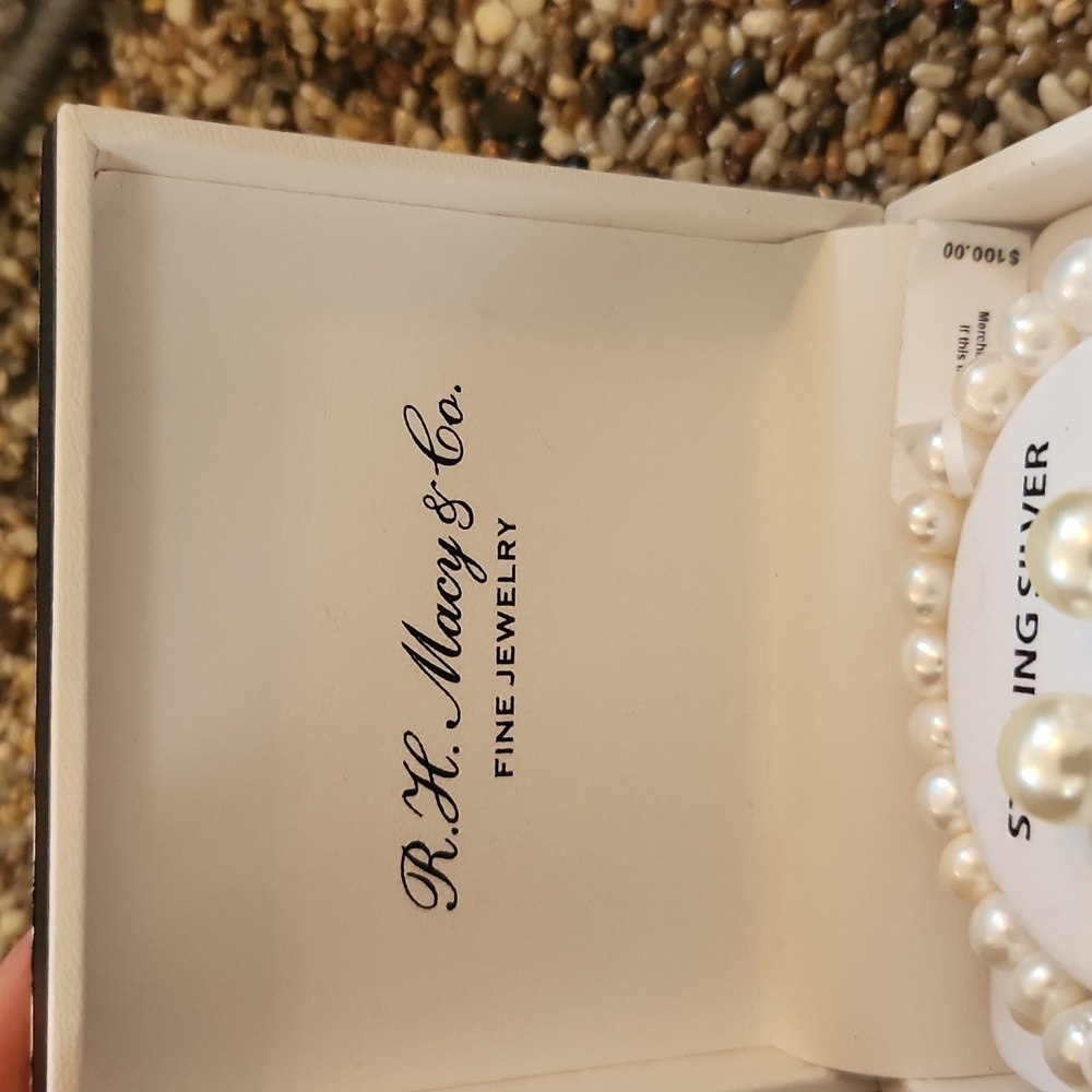 Elegant Freshwater Pearl Bracelet and Earring Set - Picture 2 of 3